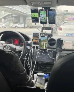 司机载客用9部手机刷视频被罚(司机载客用9部机刷视频被罚)