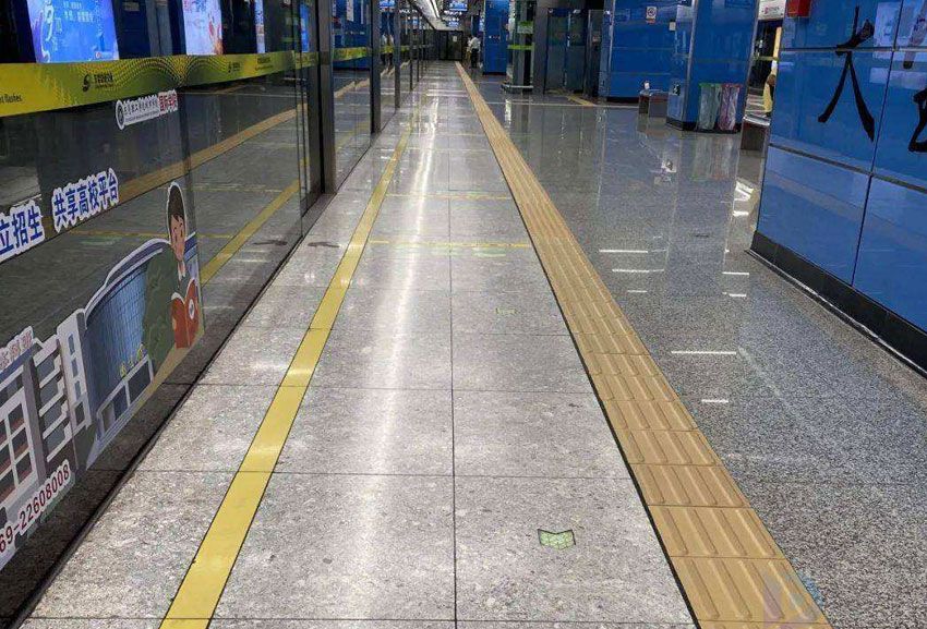 为什么地铁站要设置安全线(地铁站台为什么要设置警戒线)