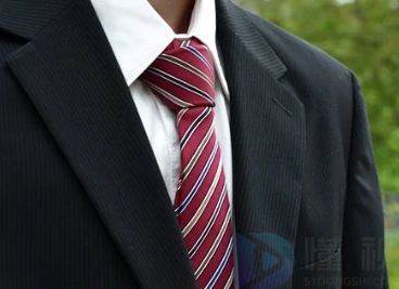 不同衬衫领口的领带打法
