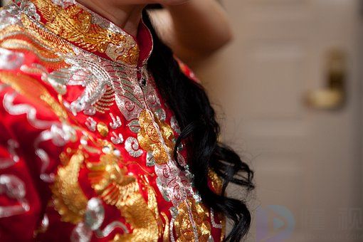 中式婚纱多少钱一套(中式婚纱多少钱一套图片)